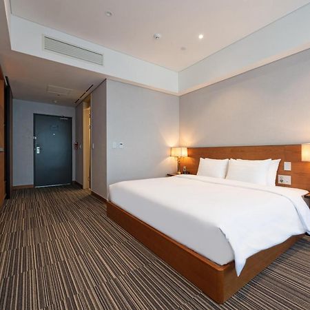 Golden Tulip Incheon Airport Hotel Екстер'єр фото