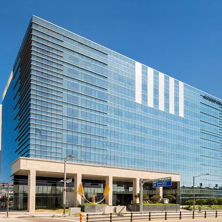 Golden Tulip Incheon Airport Hotel Екстер'єр фото