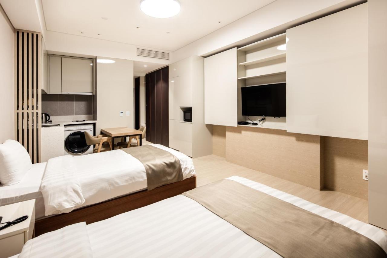 Golden Tulip Incheon Airport Hotel Екстер'єр фото