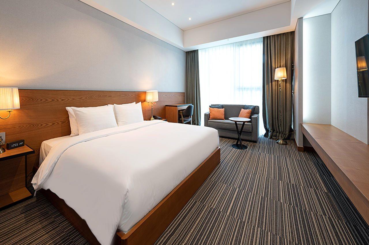 Golden Tulip Incheon Airport Hotel Екстер'єр фото