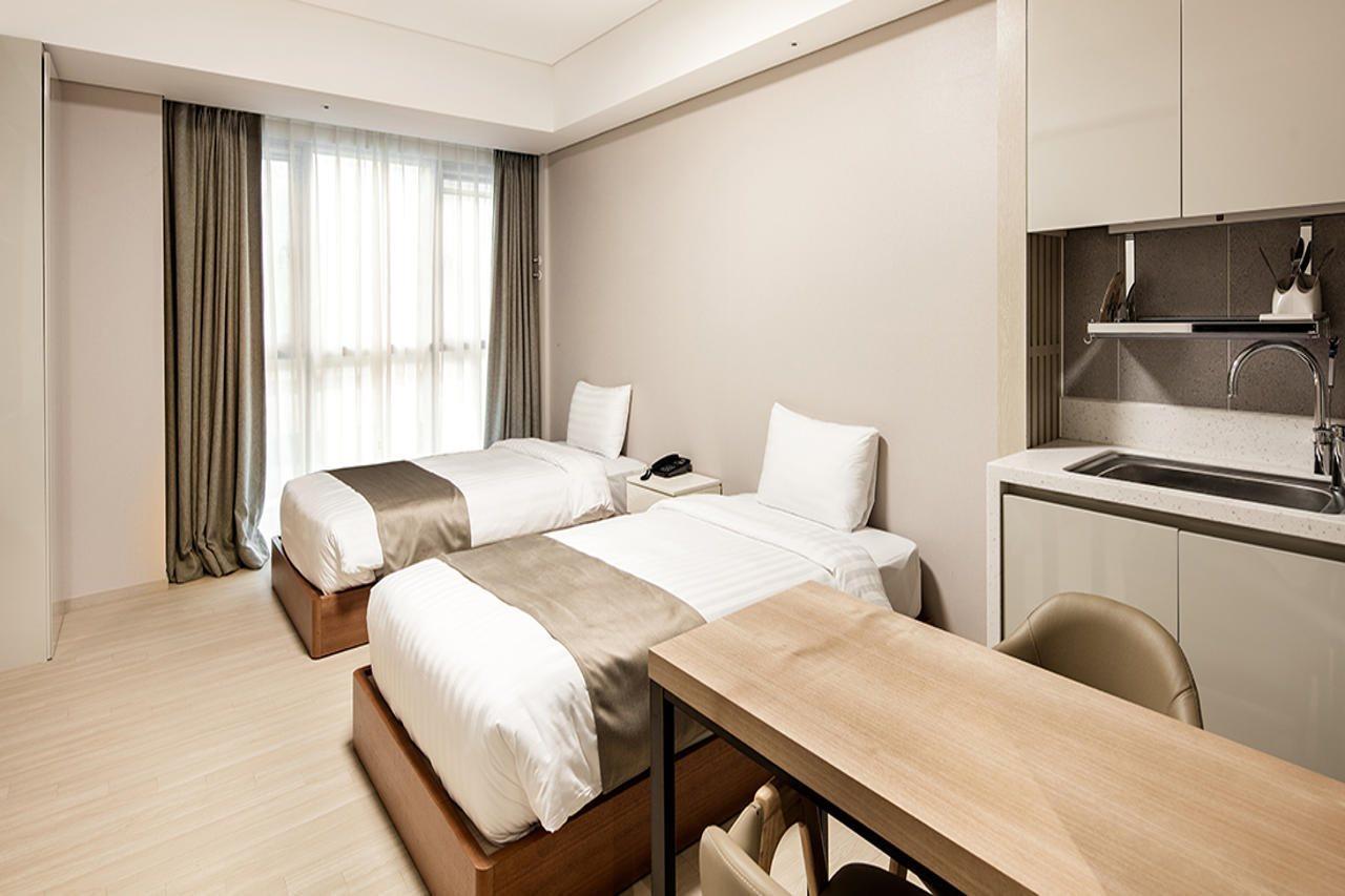 Golden Tulip Incheon Airport Hotel Екстер'єр фото