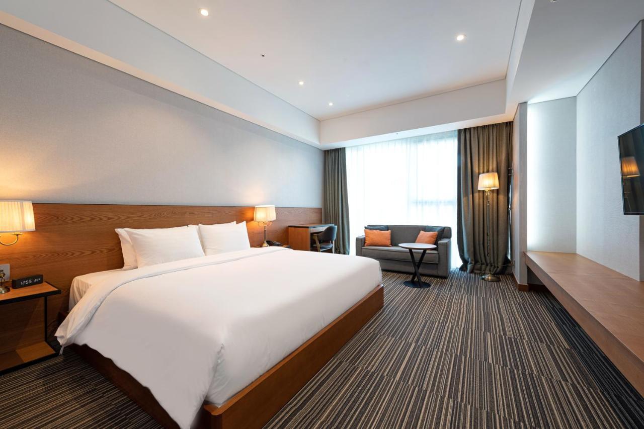 Golden Tulip Incheon Airport Hotel Екстер'єр фото