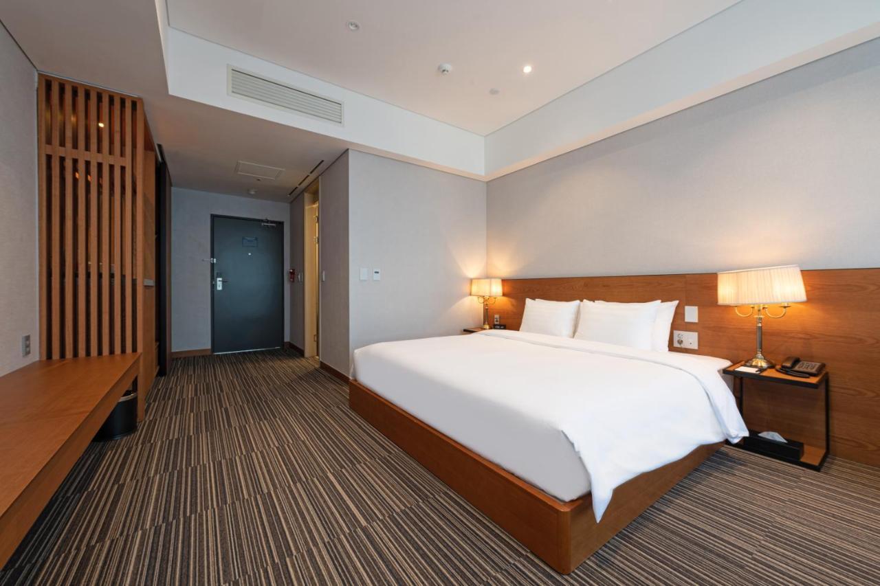 Golden Tulip Incheon Airport Hotel Екстер'єр фото