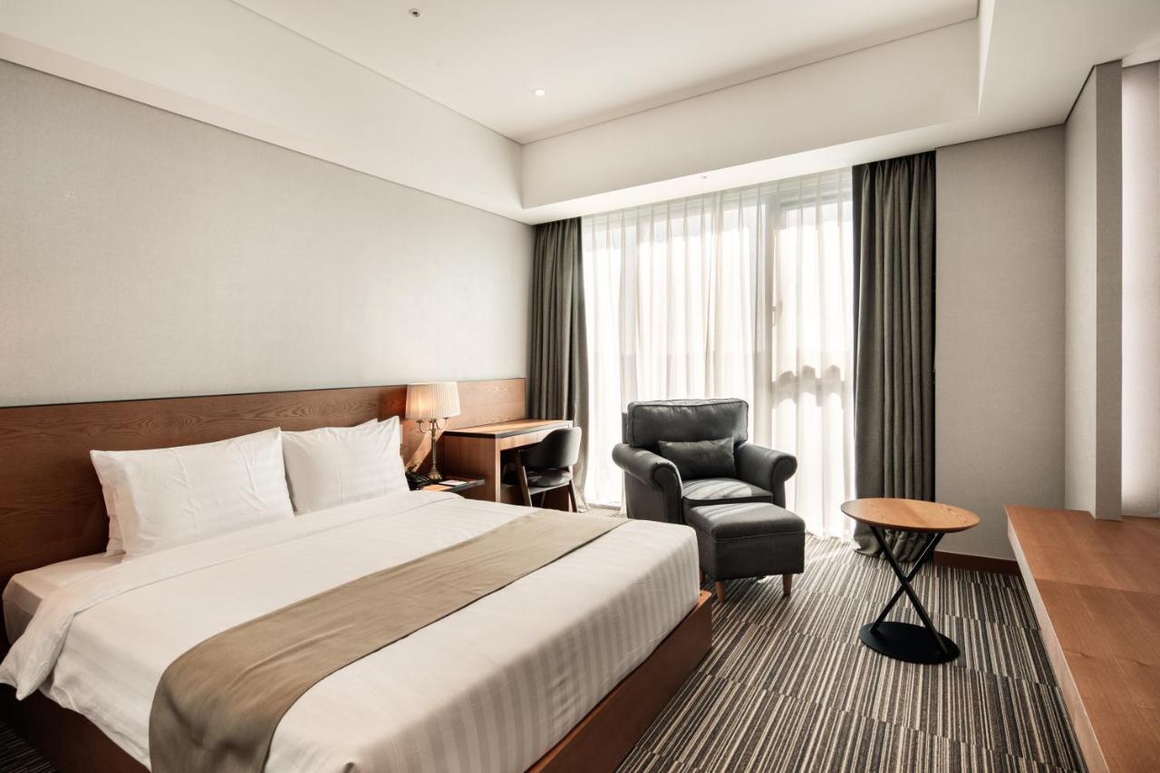 Golden Tulip Incheon Airport Hotel Екстер'єр фото