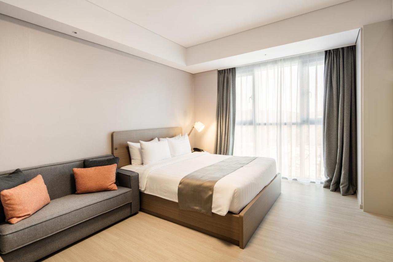 Golden Tulip Incheon Airport Hotel Екстер'єр фото