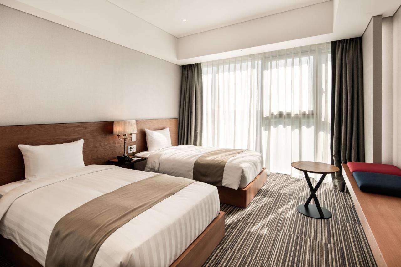 Golden Tulip Incheon Airport Hotel Екстер'єр фото